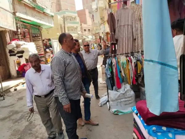حملات مكثفة لرفع الاشغالات ومتابعة رخص المحال العامة بمراكز المنيا