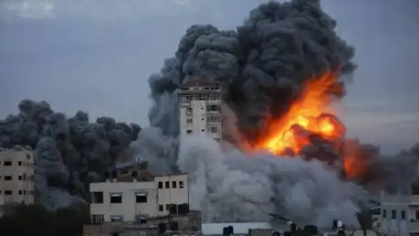 قصف إسرائيلي يستهدف شقة سكنية وسط غزة وارتفاع عدد الضحايا إلى 7 مدنيين
