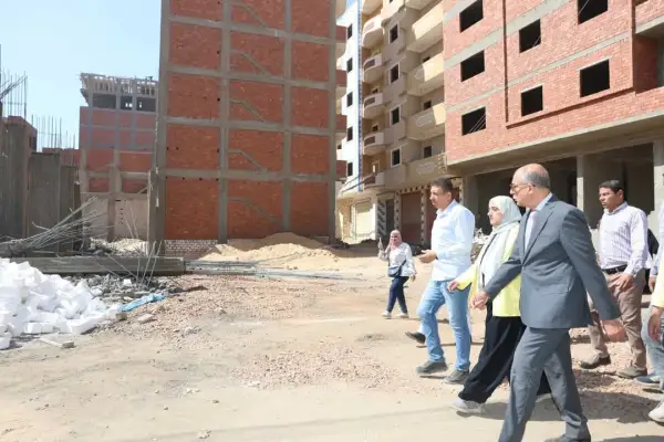 «رحمة خلف الكاميرا».. محافظ المنيا يرفض التصوير ويسطر مشهدًا إنسانيًا في شارع 6 أكتوبر