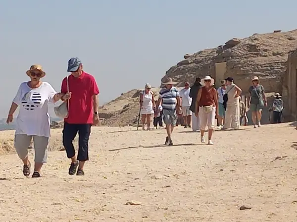 توافد سياحي غير مسبوق على آثار المنيا من جنسيات متعددة خارج الموسم الرسمي