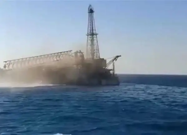 غرق حفار بترول في البحر الأحمر.. مصرع عامل وإنقاذ 6 والبحث عن 23 مفقودًا في حادث مروع بجبل الزيت
