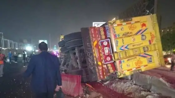 تفاصيل حادث الطريق الدائري اليوم بالمعادي.. تريلا تدهس 7 سيارات والحكومة تكشف خطة التطوير قبل افتتاح المتحف