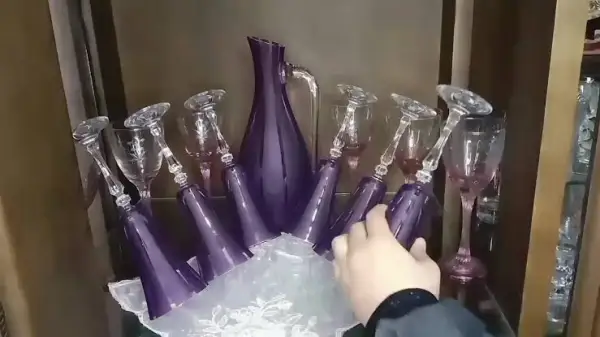طرق رص الكاسات في النيش بالصور 2025 | أفكار لترتيب النيش بأناقة وتنظيم مثالي