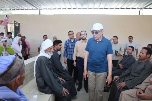 من الرصيف إلى الرحمة.. محافظ المنيا ينقل أهالي المرضى من الشارع إلى استراحة مستشفى الصدر