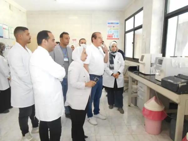 نائب وزير الصحة يتفقد المنشآت الطبية بالإسماعيلية.. مكافآت للمتميزين وإجراءات صارمة ضد المقصرين